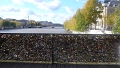 Le pont des Arts qui est surcharge par la folie Cadenas  des amoureux 